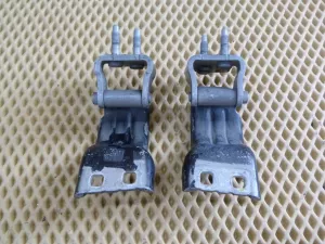 Петля двери багажника VW Passat [B6] 2005-2010 (КОМПЛЕКТ УНИВЕРСАЛ 3C9827301E 3C9827302E) — фото 3