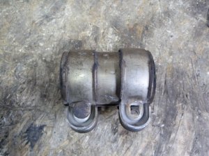 Хомут глушителя  VW Amarok 2010> VW EOS 2006-2015 VW Golf V 2003-2009 VW Golf VI 2009-2013 VW Golf VII 2012-2020 VW Passat [B6] 2005-2010 VW Passat [B7] 2011-2015 VW Passat [B8] 2015> VW Passat CC 2008-2017 VW Scirocco 2008-2017 VW Sharan 2010> VW Teramont 2017> VW Tiguan 2007-2011 VW Tiguan 2011-2016 VW Tiguan 2016> VW Touareg 2002-2010 VW Touareg 2010-2018 VW Touran 2010-2016 VW Transporter T5 2003-2015 VW Transporter T6 2015> 1K0253141H D=60мм — фото 1