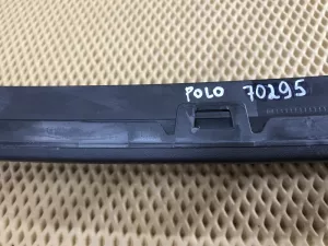 Решетка в бампер центральная VW Polo (Sed RUS) 2011> (ДО 04.05.2015 ГОДА С ХРОМОМ 6RU853677A) — фото 21