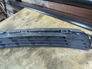 Решетка в бампер центральная VW Polo (Sed RUS) 2011> (ДО 04.05.2015 ГОДА С ХРОМОМ 6RU853677A) — фото 10