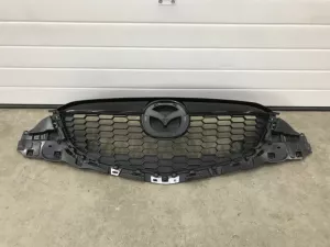 Решетка радиатора Mazda CX 5 2012> (ДО 2015 ГОДА KD4550712) — фото 1