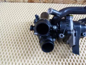 Насос водяной (помпа) VW Passat CC 2008-2017 (В СБОРЕ С КОРПУСОМ И ТЕРМОСТАТОМ 06H121026DS) — фото 3