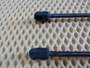 Амортизатор двери багажника VW Tiguan 2007-2011 (5N0827550A) — фото 4