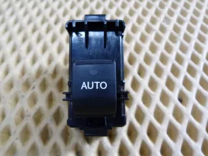 Кнопка стеклоподъемника Lexus IS 250/350 2005-2013 (8481033110) — фото 1