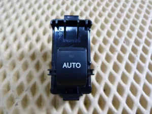 Кнопка стеклоподъемника Lexus IS 250/350 2005-2013 (8481033110) — фото 1