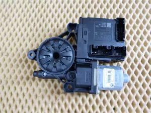 Моторчик стеклоподъемника передний левый VW Passat [B7] 2011-2015 (3AA959702A 3C0959792C) — фото 3
