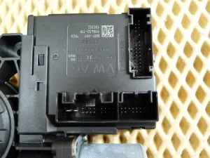 Моторчик стеклоподъемника передний левый VW Passat [B7] 2011-2015 (3AA959701A 3C0959793C) — фото 4