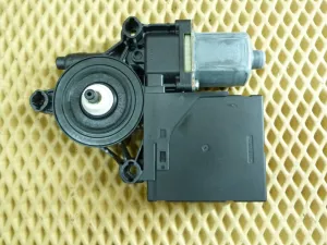 Моторчик стеклоподъемника передний правый VW Passat [B7] 2011-2015 (3AA959702A 3C0959792C) — фото 1