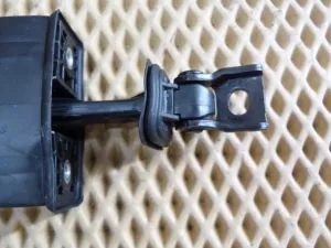 Ограничитель двери передний правый VW Tiguan 2011-2016 (5N0837249A) — фото 3