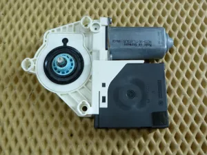 Моторчик стеклоподъемника передний левый VW Passat [B6] 2005-2010 (1K0959701Q 1K0959793M) — фото 1