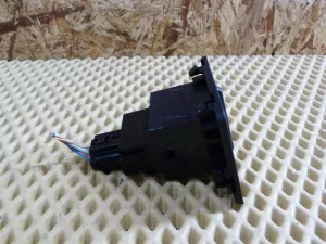 Кнопка открывания багажника Lexus IS 250/350 2005-2013 (И ЛЮЧКА БЕНЗОБАКА 8484033080) — фото 4