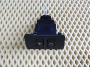 Кнопка открывания багажника Lexus IS 250/350 2005-2013 (И ЛЮЧКА БЕНЗОБАКА 8484033080) — фото 2