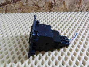 Кнопка открывания багажника Lexus IS 250/350 2005-2013 (И ЛЮЧКА БЕНЗОБАКА 8484033080) — фото 3