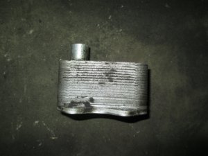 Радиатор масляный VW Passat [B6] 2005-2010,A3 [8P1] 2003-2013,Jetta 2006-2011,Tiguan 2007-2011,Octavia (A5 1Z-) 2004-2013,Altea 2004-2015,A5/S5 [8T] Coupe/Sportback 2008-2016,Q5 [8R] 2008-2017,A4 [B8] 2007-2015,Superb 2008-2015 (06J117021J) — фото 3