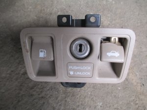 Кнопка открывания багажника и лючка бензобака Lexus LS 400 (UCF20) 1994-2000 (8484030150B1) — фото 1