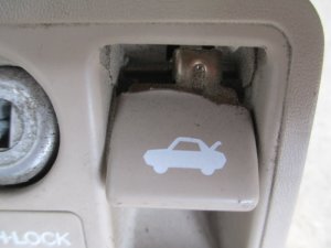 Кнопка открывания багажника и лючка бензобака Lexus LS 400 (UCF20) 1994-2000 (8484030150B1) — фото 2