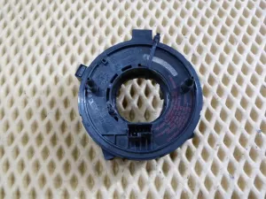 Шлейф рулевой Skoda Octavia (A4 1U-) 2000-2011;Passat [B6] 2005-2010, Passat [B5] 2000-2005,A3 (8L1) 1996-2003,A4 [B5] 1994-2000,A8 1994-1998,TT(8N) 1998-2006,Octavia (A4 1U-) 2000-2011,Leon (1M1) 1999-2006,Toledo II 1999-2006,Octavia 1997-2000,Golf IV/Bora 1997-2005 (1J0959653B) — фото 1