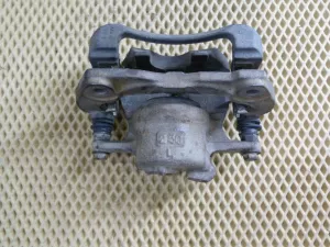 Суппорт тормозной передний левый Toyota Corolla E15 2006-2013 (4775012A10) — фото 10