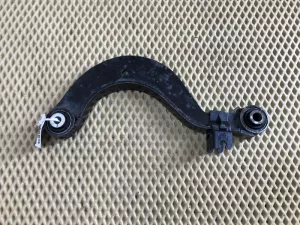 Рычаг задний верхний Skoda Octavia (A5 1Z-) 2004-2013,Passat [B6] 2005-2010,Golf V 2003-2009,A3 [8P1] 2003-2013,Jetta 2006-2011,Leon (1P1) 2005-2013,Altea 2004-2015,Toledo III 2004-2009,Superb 2008-2015,TT(8J3) 2006-2015 (СЕРПОВИДНЫЙ 1K0505323N) — фото 1