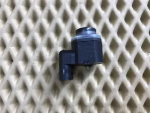Датчик парковки Audi A3 [8P1] 2003-2013 Audi A3 [8PA] Sportback 2004-2013 Audi A4 [B8] 2007-2015 Audi A4 [B8] Allroad 2009-2015 Audi A5/S5 [8F] Cabrio 2010-2016 Audi A5/S5 [8T] Coupe/Sportback 2007-2016 Audi A6 [C7,4G] 2011-2018 Audi A7 (4G8) 2011-2018 Audi A8 [4H] 2010-2017 Audi Allroad quattro 2012-2019 Audi Q3 (8U) 2012-2018 Audi Q5 [8R] 2008-2017 Audi Q7 [4L] 2005-2015 Audi R8 2007-2015 Audi TT(8J) 2006-2015 Porsche 911 (991) 2012-2019 Porsche Boxster (981) 2012-2016 Porsche Cayman (981) 2013-2016 Seat Exeo 2009-2013 Skoda Superb 2008-2015 VW Caddy III 2004-2015 VW Passat CC 2008-2017 VW Tiguan 2011-2016 (1S0919275D) — фото 2