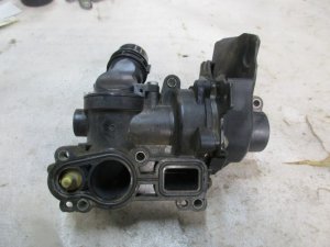 Насос водяной (помпа) VW Passat [B7] 2011-2015 (В СБОРЕ С КОРПУСОМ И ТЕРМОСТАТОМ 06J121026AC) — фото 3