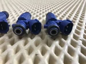Форсунка топливная Hyundai Coupe (GK) 2002-2009 Hyundai Elantra 2000-2010 Hyundai Elantra 2006-2011 Hyundai Elantra 2011-2016 Hyundai Elantra 2016-2020 Hyundai i20 2008-2014 Hyundai i30 2007-2012 Hyundai i30 2012-2017 Hyundai ix20 2010-2019 Hyundai Solaris 2010-2017 Kia Carens 2006-2012 Kia Ceed 2007-2012 Kia Ceed 2012-2018 Kia Cerato 2004-2008 Kia Cerato 2009-2013 Kia Cerato 2013-2020 Kia RIO 2011-2017 Kia Soul 2009-2014 Kia Venga 2010-2018 (КОМПЛЕКТ 353102B000) — фото 5