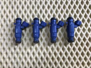 Форсунка топливная Hyundai Coupe (GK) 2002-2009 Hyundai Elantra 2000-2010 Hyundai Elantra 2006-2011 Hyundai Elantra 2011-2016 Hyundai Elantra 2016-2020 Hyundai i20 2008-2014 Hyundai i30 2007-2012 Hyundai i30 2012-2017 Hyundai ix20 2010-2019 Hyundai Solaris 2010-2017 Kia Carens 2006-2012 Kia Ceed 2007-2012 Kia Ceed 2012-2018 Kia Cerato 2004-2008 Kia Cerato 2009-2013 Kia Cerato 2013-2020 Kia RIO 2011-2017 Kia Soul 2009-2014 Kia Venga 2010-2018 (КОМПЛЕКТ 353102B000) — фото 1