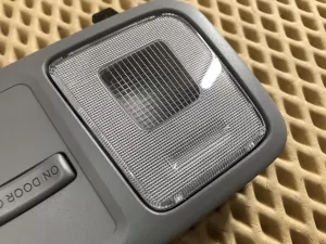 Плафон салонный Kia RIO 2011-2017 (ПЕРЕДНИЙ 928504L0008M) — фото 4