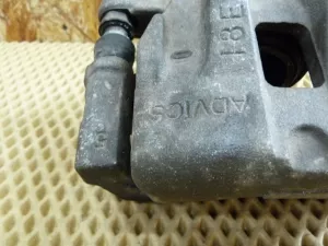 Суппорт тормозной передний левый Suzuki Grand Vitara 2005-2015 (5510265J04999) — фото 9