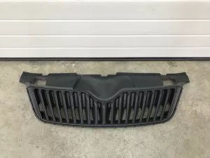 Решетка радиатора Skoda Fabia 2007-2015,Roomster 2006-2015 (ПОСЛЕ 2010 ГОДА ПОД ХРОМ 5J0853668C) — фото 1