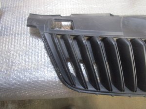 Решетка радиатора Skoda Fabia 2007-2015,Roomster 2006-2015 (ПОСЛЕ 2010 ГОДА ПОД ХРОМ 5J0853668C) — фото 2