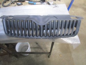 Решетка радиатора Skoda Fabia 2007-2015,Roomster 2006-2015 (ПОСЛЕ 2010 ГОДА ПОД ХРОМ 5J0853668C) — фото 1