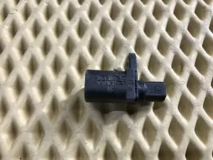 Датчик ABS задний Ford C-MAX 2003-2010,C-MAX 2010>,Focus II 2005-2008,Focus II 2008-2011,Galaxy 2006-2015,Kuga 2008-2012,Mondeo IV 2007-2015,S-MAX 2006-2015,Transit/Tourneo Connect 2002-2013,Mazda 3 (BK) 2002-2009,Mazda 3 (BL) 2009-2013,Mazda 5 (CR) 2005-2010,Mazda 5 (CW) 2010-2016,C30 2006-2013,C70 2006-2013,S40 2004-2012,V50 2004-2012 (BV6T2C190GA)  — фото 1