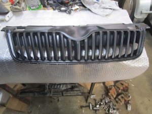 Решетка радиатора Skoda Fabia 2007-2015,Roomster 2006-2015 (ПОСЛЕ 2010 ГОДА ПОД ХРОМ 5J0853668C) — фото 1