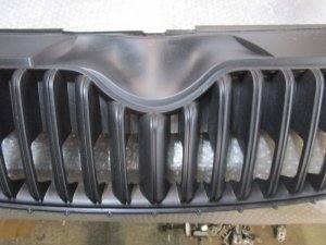 Решетка радиатора Skoda Fabia 2007-2015,Roomster 2006-2015 (ПОСЛЕ 2010 ГОДА ПОД ХРОМ 5J0853668C) — фото 4