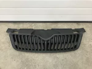 Решетка радиатора Skoda Fabia 2007-2015,Roomster 2006-2015 (ПОСЛЕ 2010 ГОДА ПОД ХРОМ 5J0853668C) — фото 1