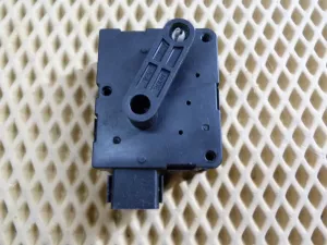 Моторчик заслонки отопителя Kia Spectra 2001-2011,Sephia/Shuma 1996-2001,Sephia II/Shuma II 2001-2004,Carens 2000-2002 (0K2N161A35) — фото 2