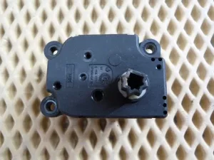 Моторчик заслонки отопителя Ford C-MAX 2003-2010,Focus II 2005-2008,Fusion 2002-2012,Fiesta 2001-2008,Galaxy 2006-2015,S-MAX 2006-2015,Mondeo IV 2007-2015,Focus II 2008-2011,Kuga 2008-2012,Fiesta 2008>,Focus III 2011> (3M5H19E616AB) — фото 2