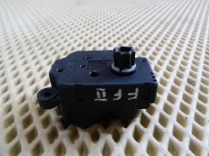 Моторчик заслонки отопителя Ford C-MAX 2003-2010,Focus II 2005-2008,Fusion 2002-2012,Fiesta 2001-2008,Galaxy 2006-2015,S-MAX 2006-2015,Mondeo IV 2007-2015,Focus II 2008-2011,Kuga 2008-2012,Fiesta 2008>,Focus III 2011> (3M5H19E616AB) — фото 3