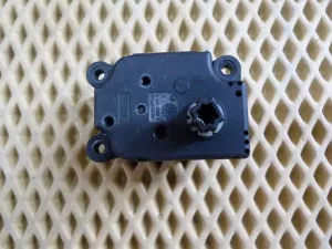 Моторчик заслонки отопителя Ford C-MAX 2003-2010,Focus II 2005-2008,Fusion 2002-2012,Fiesta 2001-2008,Galaxy 2006-2015,S-MAX 2006-2015,Mondeo IV 2007-2015,Focus II 2008-2011,Kuga 2008-2012,Fiesta 2008>,Focus III 2011> (3M5H19E616AB) — фото 2