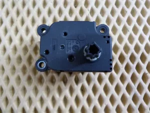 Моторчик заслонки отопителя Ford C-MAX 2003-2010,Focus II 2005-2008,Fusion 2002-2012,Fiesta 2001-2008,Galaxy 2006-2015,S-MAX 2006-2015,Mondeo IV 2007-2015,Focus II 2008-2011,Kuga 2008-2012,Fiesta 2008>,Focus III 2011> (3M5H19E616AB) — фото 2