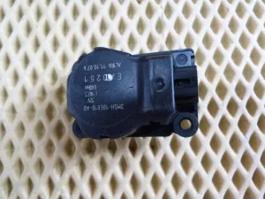 Моторчик заслонки отопителя Ford C-MAX 2003-2010,Focus II 2005-2008,Fusion 2002-2012,Fiesta 2001-2008,Galaxy 2006-2015,S-MAX 2006-2015,Mondeo IV 2007-2015,Focus II 2008-2011,Kuga 2008-2012,Fiesta 2008>,Focus III 2011> (3M5H19E616AB) — фото 1