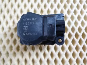Моторчик заслонки отопителя Ford C-MAX 2003-2010,Focus II 2005-2008,Fusion 2002-2012,Fiesta 2001-2008,Galaxy 2006-2015,S-MAX 2006-2015,Mondeo IV 2007-2015,Focus II 2008-2011,Kuga 2008-2012,Fiesta 2008>,Focus III 2011> (3M5H19E616AB) — фото 1