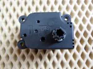 Моторчик заслонки отопителя Ford C-MAX 2003-2010,Focus II 2005-2008,Fusion 2002-2012,Fiesta 2001-2008,Galaxy 2006-2015,S-MAX 2006-2015,Mondeo IV 2007-2015,Focus II 2008-2011,Kuga 2008-2012,Fiesta 2008>,Focus III 2011> (3M5H19E616AB) — фото 2