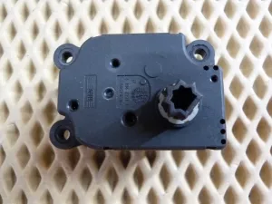 Моторчик заслонки отопителя Ford C-MAX 2003-2010,Focus II 2005-2008,Fusion 2002-2012,Fiesta 2001-2008,Galaxy 2006-2015,S-MAX 2006-2015,Mondeo IV 2007-2015,Focus II 2008-2011,Kuga 2008-2012,Fiesta 2008>,Focus III 2011> (3M5H19E616AB) — фото 2