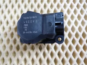 Моторчик заслонки отопителя Ford C-MAX 2003-2010,Focus II 2005-2008,Fusion 2002-2012,Fiesta 2001-2008,Galaxy 2006-2015,S-MAX 2006-2015,Mondeo IV 2007-2015,Focus II 2008-2011,Kuga 2008-2012,Fiesta 2008>,Focus III 2011> (3M5H19E616AB) — фото 1