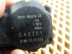 Моторчик заслонки отопителя Ford C-MAX 2003-2010,Focus II 2005-2008,Fusion 2002-2012,Fiesta 2001-2008,Galaxy 2006-2015,S-MAX 2006-2015,Mondeo IV 2007-2015,Focus II 2008-2011,Kuga 2008-2012,Fiesta 2008>,Focus III 2011> (3M5H19E616AB) — фото 5