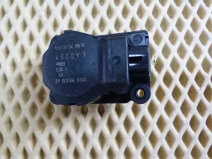 Моторчик заслонки отопителя Ford C-MAX 2003-2010,Focus II 2005-2008,Fusion 2002-2012,Fiesta 2001-2008,Galaxy 2006-2015,S-MAX 2006-2015,Mondeo IV 2007-2015,Focus II 2008-2011,Kuga 2008-2012,Fiesta 2008>,Focus III 2011> (3M5H19E616AB) — фото 1
