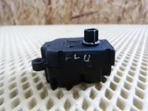 Моторчик заслонки отопителя Ford C-MAX 2003-2010,Focus II 2005-2008,Fusion 2002-2012,Fiesta 2001-2008,Galaxy 2006-2015,S-MAX 2006-2015,Mondeo IV 2007-2015,Focus II 2008-2011,Kuga 2008-2012,Fiesta 2008>,Focus III 2011> (3M5H19E616AB) — фото 3