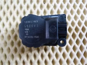 Моторчик заслонки отопителя Ford C-MAX 2003-2010,Focus II 2005-2008,Fusion 2002-2012,Fiesta 2001-2008,Galaxy 2006-2015,S-MAX 2006-2015,Mondeo IV 2007-2015,Focus II 2008-2011,Kuga 2008-2012,Fiesta 2008>,Focus III 2011> (3M5H19E616AB) — фото 1